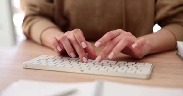 Las manos de la mujer de la oficina están escribiendo en el teclado blanco. Trabajo remoto y programador de TI - Imágenes, Vídeo