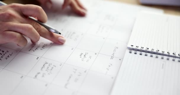 Επιχειρηματικός σχεδιασμός και επιχειρηματίας που εργάζεται και ελέγχει το ημερολόγιο στο χώρο εργασίας. Κρατήστε σημειώσεις στο σχεδιασμό και τη διαχείριση του χρόνου για τις συνεδριάσεις έννοια - Πλάνα, βίντεο