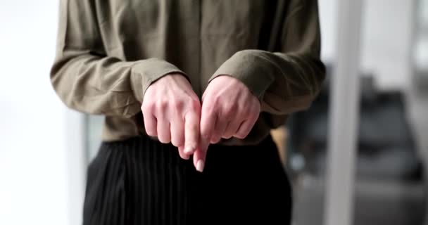 Női ujjak együtt gesztikulálnak kéz a kézben. képesség kompromisszumos érzelmek megtárgyalására konfliktusokban - Felvétel, videó