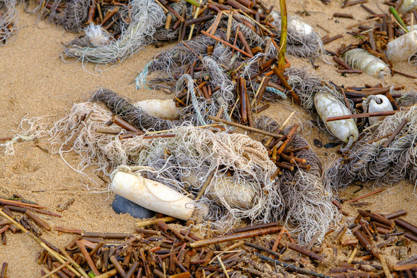 la red de pesca descartada arrastrada a la playa pone en peligro la vida marina. Lavado del mar durante una tormenta. Basura en la orilla del Mar Báltico - Foto, imagen