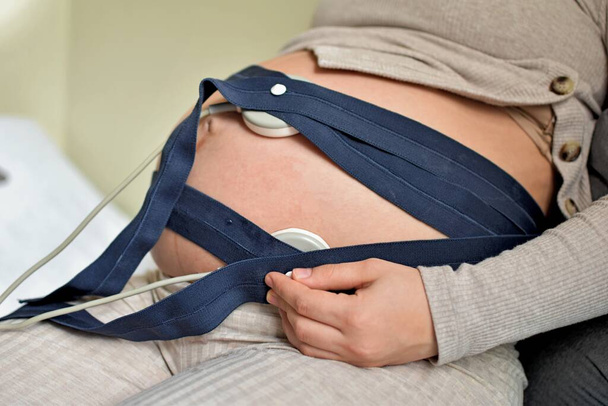 Hamile bir kadında fetal kardiyografi. - Fotoğraf, Görsel