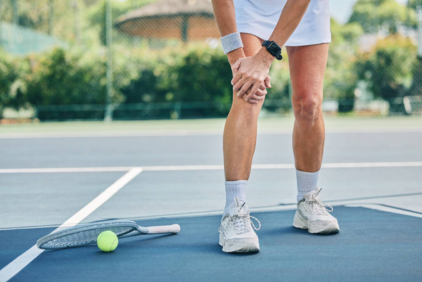 テニスコート、女性膝の怪我やフィットネス、健康やウェルネスのためのトレーニング屋外背景がぼやけている。夏,スポーツやゲームで足の痛みを伴う運動,コンテストや太陽の光で競争. - 写真・画像