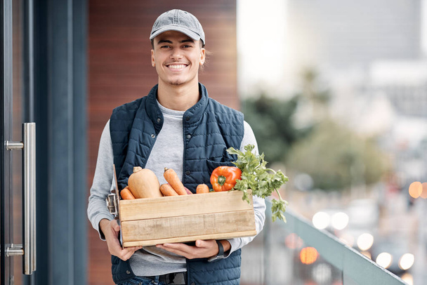 Happy grocery delivery, courier and man with retail sales product, food shopping or door shopping container. Логистика цепочка поставок, здоровье диетолог портрет и дистрибьютор с пакетом. - Фото, изображение