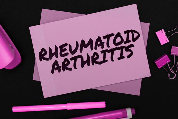 Texto de la escritura Artritis reumatoide, enfoque empresarial enfermedad autoinmune que puede causar dolor y daño en las articulaciones - Foto, imagen