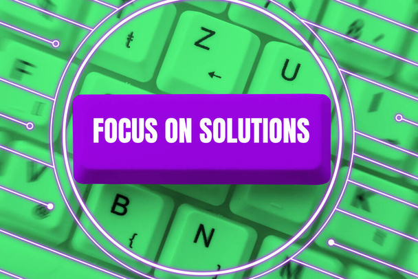 Segno di scrittura a mano Focus On Solutions, approccio commerciale potente modo pratico per ottenere un cambiamento positivo - Foto, immagini