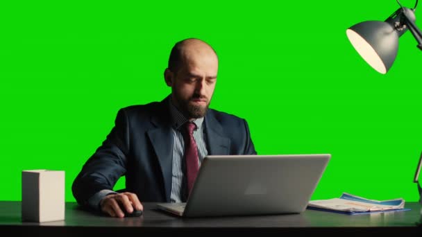 Бизнесмен за зеленым экраном чувствует усталость и стресс, сидя на столе. Руководитель группы работает над цветовым фоном с изолированным шаблоном макета, измученный взрослый. - Кадры, видео