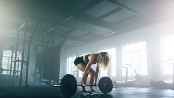 Kafkas, sportif kadın portresi kilo vermek için kalori yakmak için ağırlık kaldırıyor. Güçlü kaldırma egzersizi sırasında halter kullanan bayan sporcunun yakın çekimi. Yüksek kalite 4k görüntü - Video, Çekim