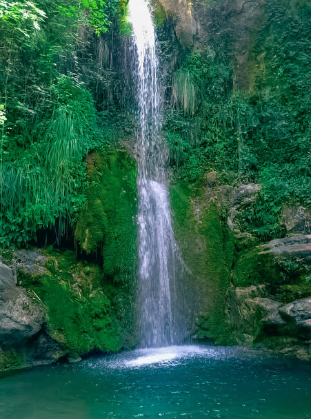 Beauté envoûtante d'une cascade dans une vallée verdoyante - un voyage au cœur de la nature paysages magnifiques et sereins - Photo, image
