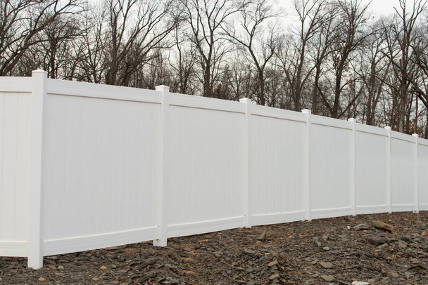 white vinyl fence in residential neighborhood modern home private - Foto, immagini
