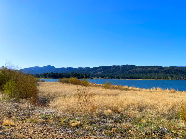 um lago de montanha estação prado clareira queda seca outono grama céu azul claro dia - Foto, Imagem