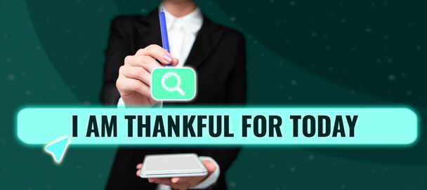 Напис з текстом "Я вдячний за сьогоднішній день" - Фото, зображення