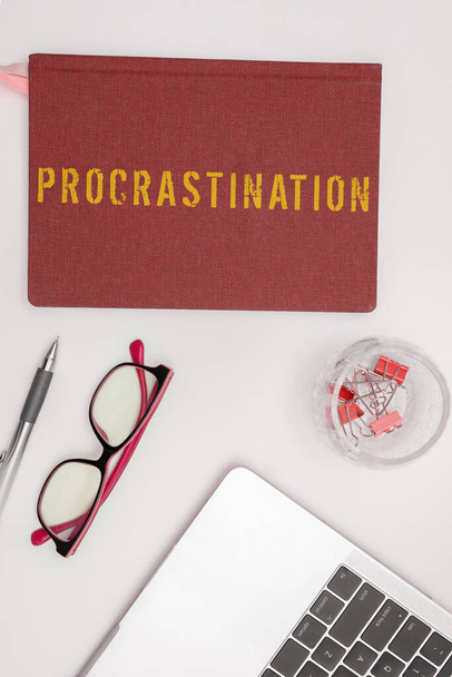 Tekstbord met Procrastination, Conceptuele foto Vertraging of Uitstellen iets saais - Foto, afbeelding