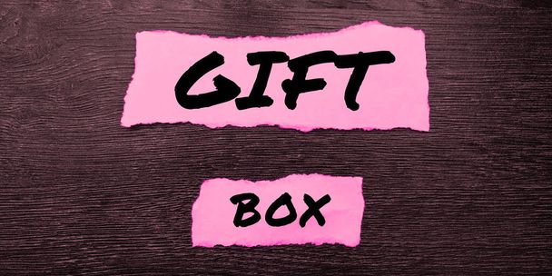 Conceptuele bijschrift Gift Box, Zakelijke aanpak Een kleine cointainer met ontwerpen die in staat zijn om geschenken te hanteren - Foto, afbeelding