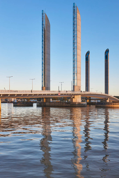 Небесна лінія Бордо. Жак Чабан піднімає міст через річку Гаронн. Франція - Фото, зображення
