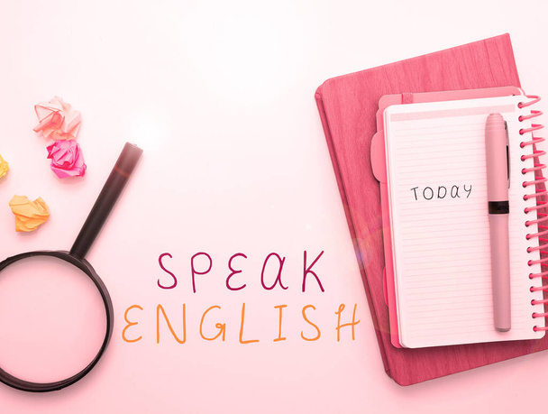 Вдохновляясь знаками Speak English, Business Overview изучает еще один иностранный язык онлайн. - Фото, изображение