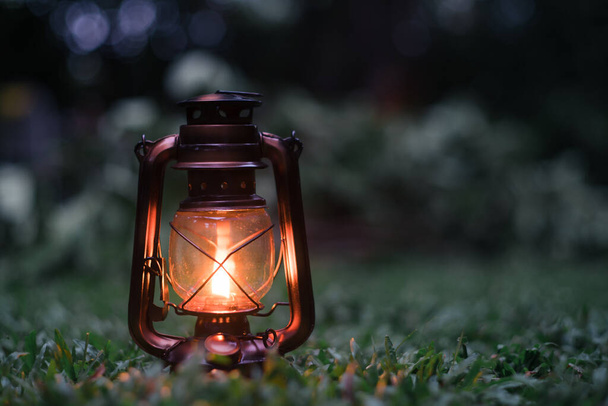 starožitný olej lampa Na trávě v lese ve večerním táboření atmosféře.Cestování Venkovní koncept image - Fotografie, Obrázek
