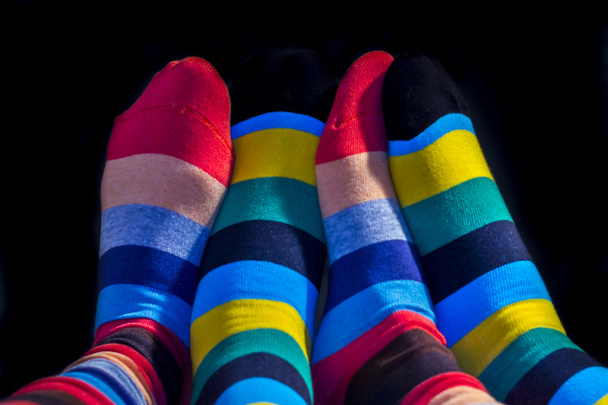 Chaussettes colorées sur les pieds Valentine couple
 - Photo, image