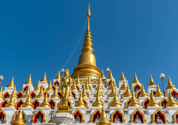 Χρυσές στούπες σε ένα μεγάλο βουδιστικό ναό στη Μέι Σοτ της Ταϊλάνδης - Φωτογραφία, εικόνα