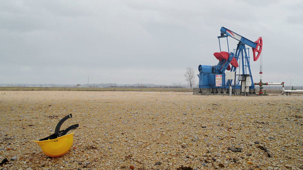 Pumpjack olaj szivattyú található a mező forrása az olaj-és földgáz üzemi - Felvétel, videó