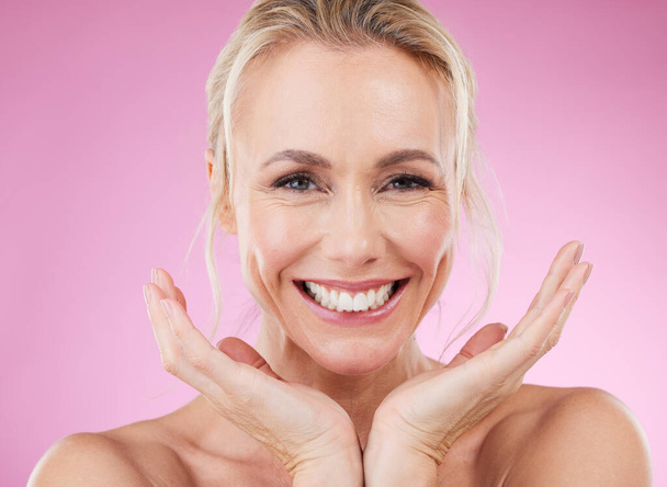 Hautpflege, Porträt einer lächelnden Frau und Hände, strahlende Haut mit natürlichem Wellness-Make-up im Studio. Mockup, Werbung und Schönheit, Luxuskosmetik, Gesicht des glücklichen Models isoliert auf rosa Hintergrund - Foto, Bild