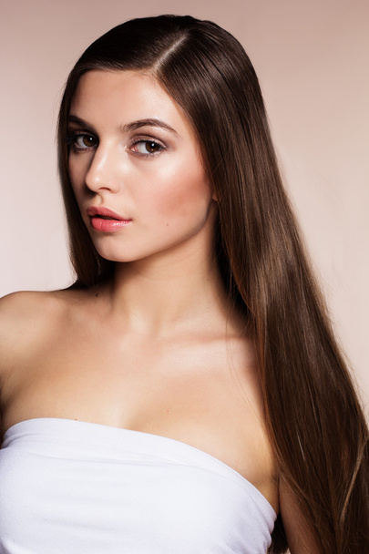 Beautiful woman with perfect skin and long hair - Fotoğraf, Görsel