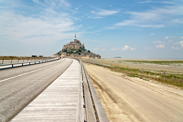 Mont St Michel, Normandy için önde gelen karayolu - Fotoğraf, Görsel