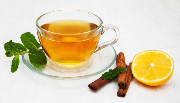 tasse de thé au citron et à la menthe - Photo, image