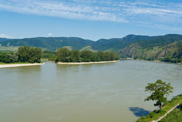 Paesaggio fluviale con fiume Danubio nella regione di Wachau vicino a Duernstein in Austria                                - Foto, immagini