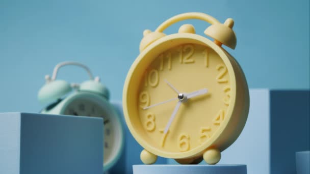 luz del día ahorro de tiempo primavera adelante Vintage reloj despertador timelapse, tiempo rápido fluyendo concepto de estrés, movimiento de reloj analógico, cambio de hora de primavera 2023,. Imágenes de alta calidad 4k - Imágenes, Vídeo