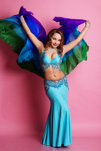 Beautiful belly dancer is wearing a blue costume - Foto, Imagem