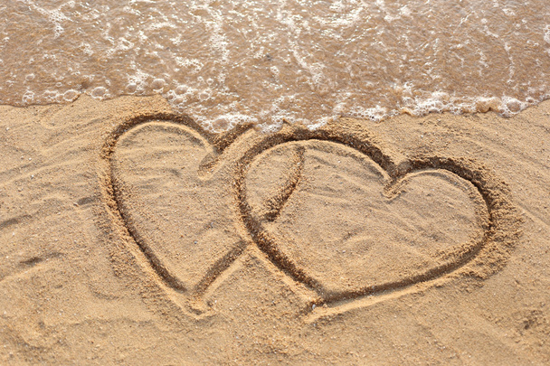 Пляжи волны и форма сердца нарисованы
. - Фото, изображение