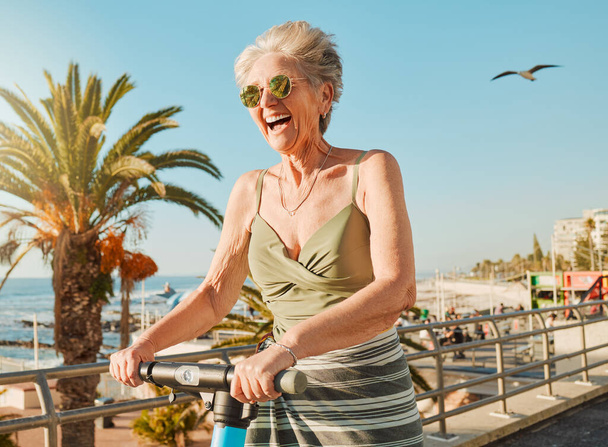 Лето, скутер и счастливая пожилая женщина наслаждаются пляжным днем в выходные, пенсионным праздником и отпуском. Путешествия, путешествия и взволнованная пожилая женщина улыбается приключениям, свободе и отдыху в Майами. - Фото, изображение