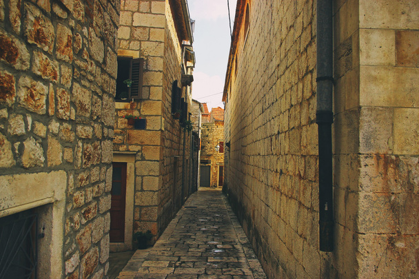 Старокаменная историческая улица в центр
 - Фото, изображение