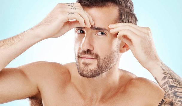 Bőrápolás, higiénia és szőrtelenítés céljából bőrápoló, szemöldökcsipeszek és férfi arccsipeszek. Kozmetológia, kezelés és arcnövekedés modellel és kozmetikai eszközzel a reggeli rutinhoz, vágáshoz és tisztításhoz. - Fotó, kép