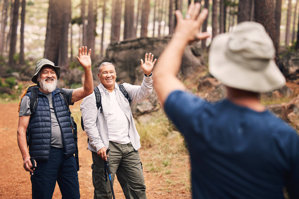 Saludo, ola y amigos senderismo en las montañas para viajar, vinculación y trekking en la naturaleza. Hombres felices, de grupo y ancianos saludando o despidiéndose mientras caminan por el bosque en Perú. - Foto, imagen