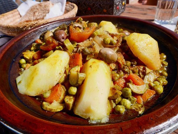 Close up of Chicken Tajine, estofado marroquí de cocción lenta servido y cocinado en olla de barro. Foto de alta calidad - Foto, imagen
