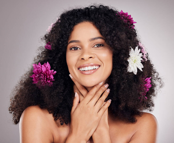 Huid, glimlach of gezicht van zwarte vrouw met bloemen in het haar voor de lente, luxe spa of zelfverzorging. Esthetisch, schoonheid gezicht portret of meisje met planten voor geluk of cosmetica product in de studio. - Foto, afbeelding