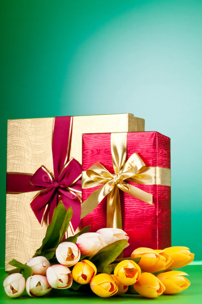 Concepto de celebración - caja de regalo y flores de tulipán
 - Foto, imagen