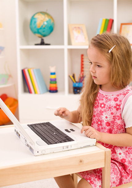 Девочка учится обращаться с ноутбуком
 - Фото, изображение