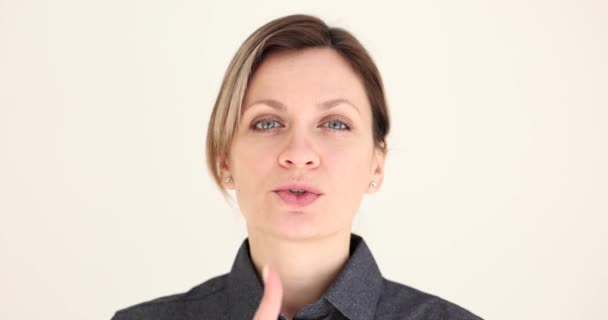 Schöne Frau legte den Finger in den Mund und bat um Schweigen Nahaufnahme. Stille Gesten und häusliche Gewalt - Filmmaterial, Video