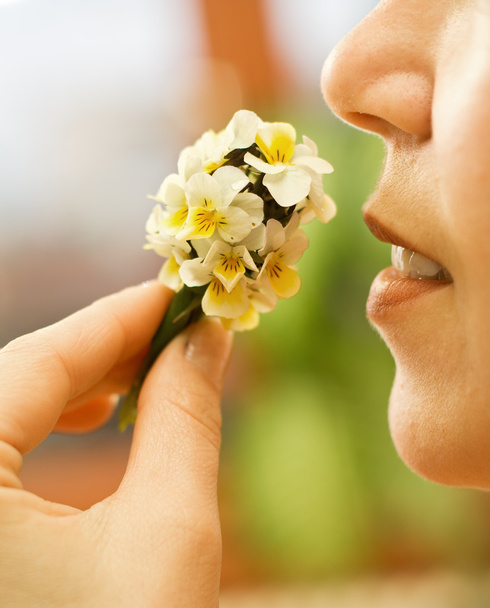 Femme sentant les fleurs
 - Photo, image