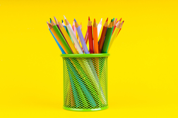 Concept de retour à l'école avec crayons colorés
 - Photo, image