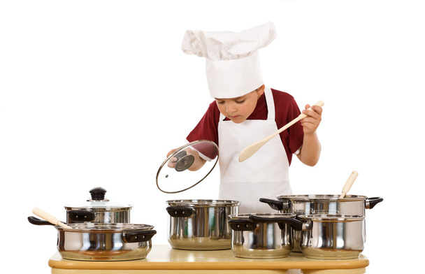kleine chef-kok controleren van het voedsel - Foto, afbeelding