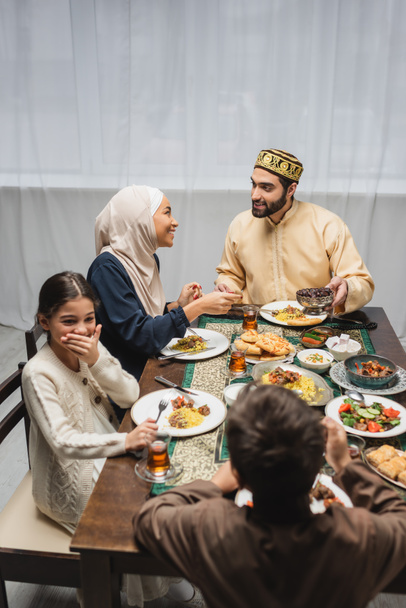 Мусульманские родители разговаривают рядом с детьми и рамадан пищи дома  - Фото, изображение