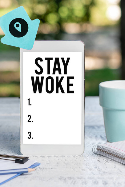Текстовый знак, показывающий Stay Woke, бизнес-идея, зная о своем окружении и происходящих событиях - Фото, изображение