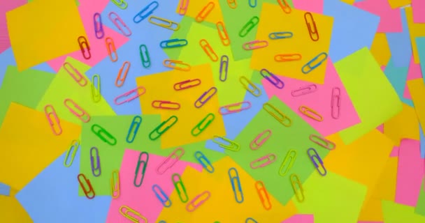 Clipes de papel multicoloridos em uma mesa rotativa com papel multicolorido Notas pegajosas, postá-lo - Filmagem, Vídeo