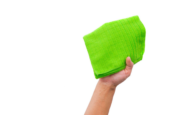 Абстрактная мужская рука, держащая зеленую ткань для очистки микроволокон на белом. Предыстория для добавления текста или художественного оформления. - Фото, изображение