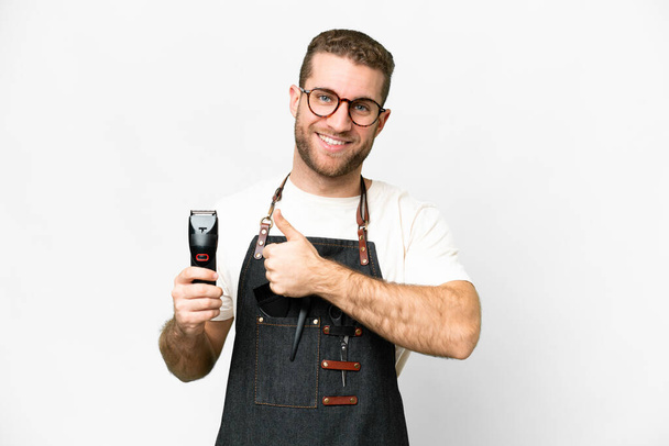 Barber férfi egy kötény felett elszigetelt fehér háttér ad egy hüvelykujj fel gesztus - Fotó, kép