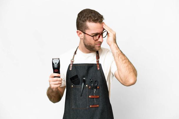 Barber man in an apron over isolated white background with headache - 写真・画像
