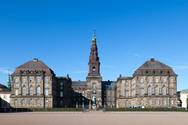 Copenhagen, Danimarca - 28 giugno 2019: Il Christiansborg Palace è un palazzo e un edificio governativo sull'isolotto di Slotsholmen. - Foto, immagini